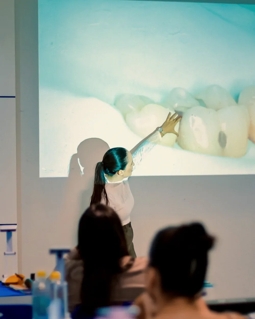 Jaqueline Sousa ministrando aula sobre restaurações posteriores para dentistas