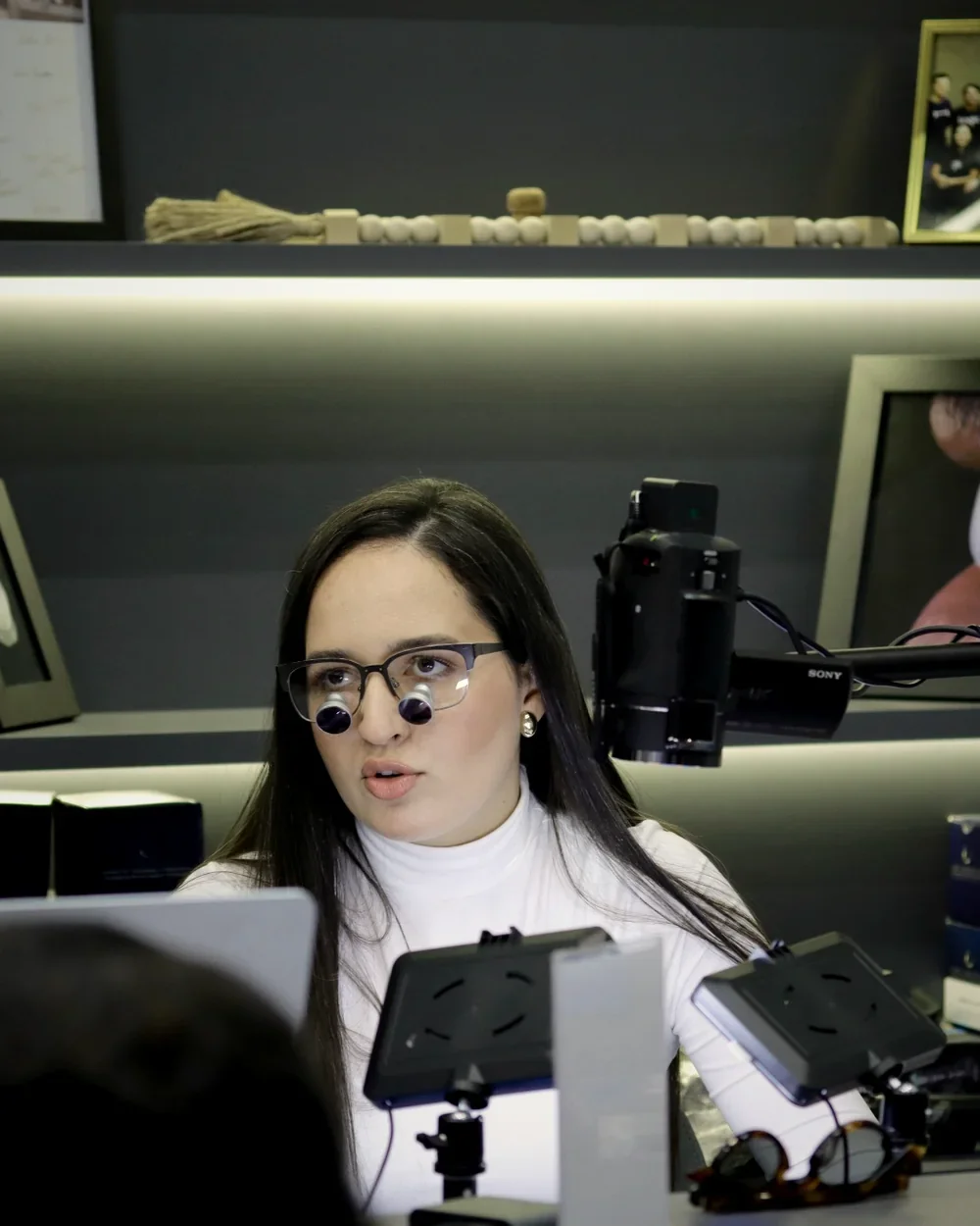 Professora Jaqueline Sousa durante demonstração técnica em odontologia restauradora