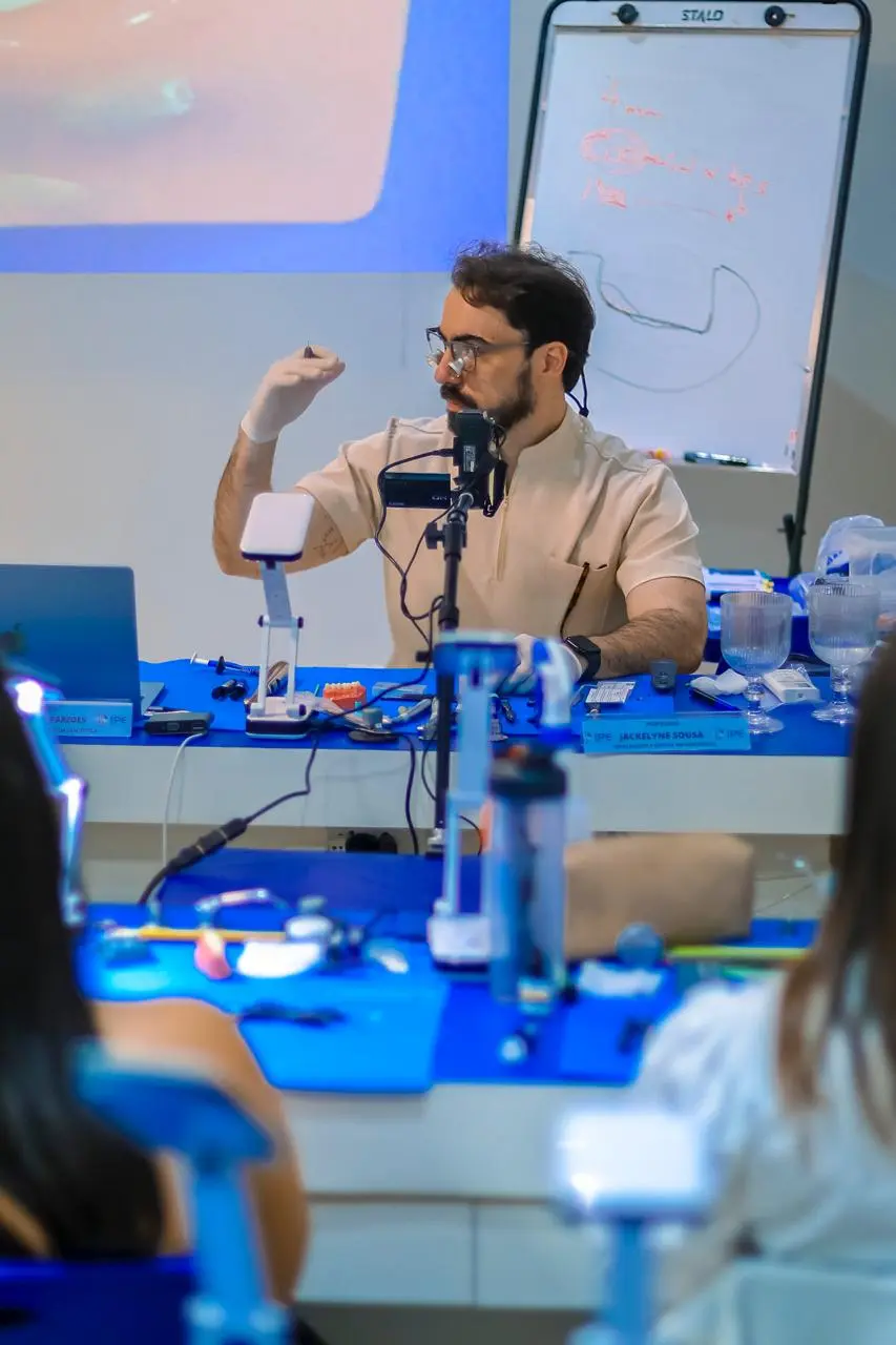 Ricardo Paredes demonstrando técnica restauradora durante curso presencial