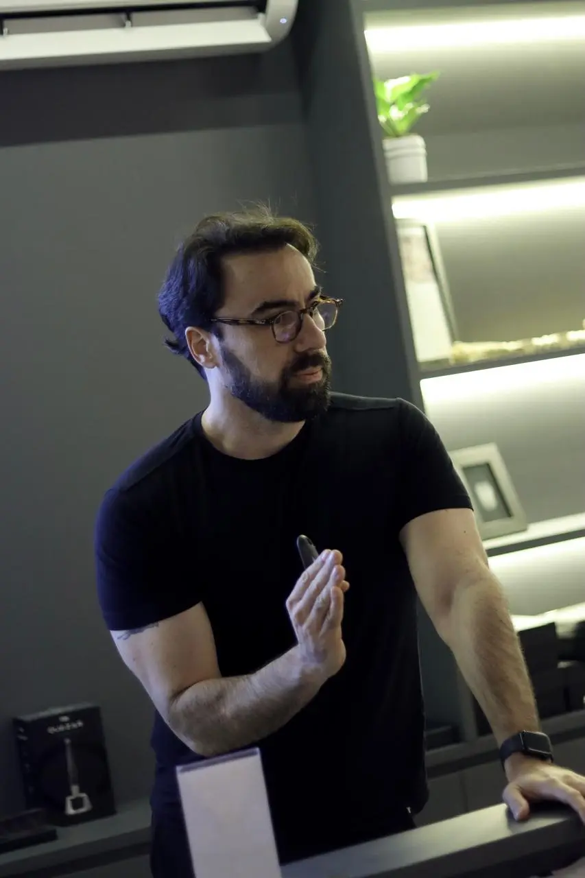 Ricardo Paredes explicando uma técnica durante aula